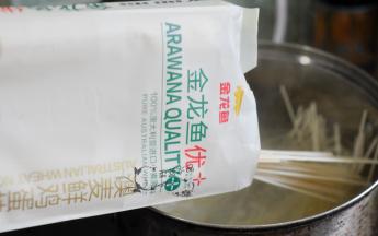 再倒入金龙鱼优+澳麦鲜鸡蛋挂面煮6分钟。