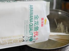 再倒入金龙鱼优+澳麦鲜鸡蛋挂面煮6分钟。