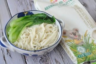 将面捞出摆在碗中，上面放小油菜。