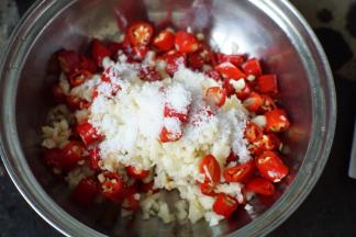 红辣椒剁碎，加入剁碎的蒜蓉、擦好的姜泥和盐