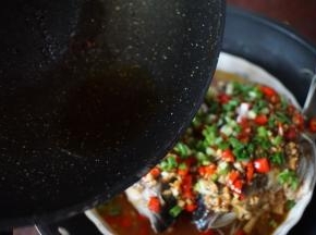 最后将热好的香油均匀淋在鱼头上，使葱花出香味即可