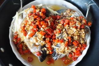 将热好的剁椒铺在蒸好的鱼头上