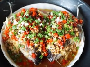 在鱼头上撒上葱花
