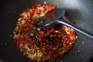 然后倒入调制好的酱汁热出香味
