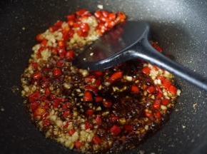 然后倒入调制好的酱汁热出香味
