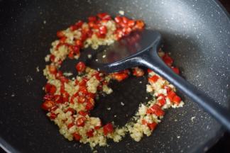 锅里热油后倒入腌制好的剁椒炒出香味