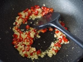 锅里热油后倒入腌制好的剁椒炒出香味
