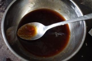 取一碗，加入美极鲜味汁、白砂糖、料酒、蚝油搅拌均匀