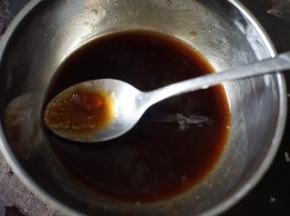 取一碗，加入美极鲜味汁、白砂糖、料酒、蚝油搅拌均匀