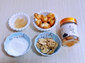 准备食材并称重，我选用的是芝麻丸子，刚好朋友送了两罐！用黑芝麻也可以！