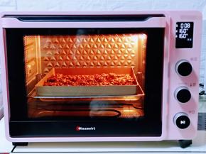 将烤盘入烤箱中层，160度烤8分钟。（具体温度根据自己烤箱性能另定）