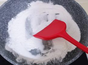 糯米粉，倒入炒锅中，小火炒熟！炒制微黄，有点淡淡的香味即可关火盛出备用！