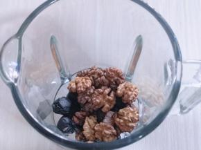 将给芝麻丸，烤好的核桃放入破壁机中。