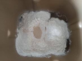 1将材料中除黄油和盐以外的材料 按顺序放入面包桶
