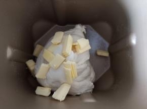 2进行一个揉面程序后加入黄油和盐
