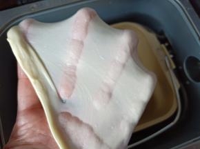 3揉至可以拉出薄膜(此方不需要手套膜) 
