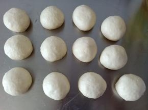 6面团排气后分成均匀的12等份，每个大概36克左右
