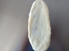 8取一个擀成牛舌状
