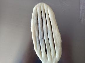 9用刀在中间滑几道，注意不要划到边缘
