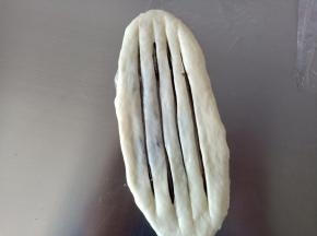 9用刀在中间滑几道，注意不要划到边缘
