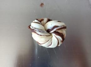 10 像拧花卷一样拧起来，收口向下
