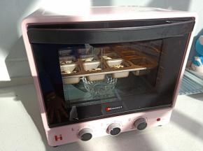 12烤箱放一碗温水，打开烤箱的发酵功能， 发酵40分钟左右(别看这款烤箱小巧，它可是有单独的发酵功能哦)