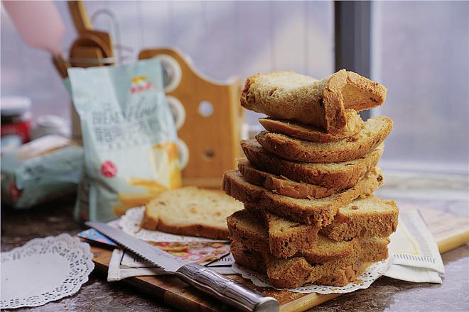 杏仁葡萄干面包