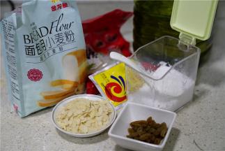 备料：金龙鱼面包和小麦粉，最近身边的伙伴都在参加2018中国国际家庭私房烘炽大赛，听说他们用的就是这款面粉。再备红糖，葡萄干，细盐，杏仁片，玉米油，酵母。