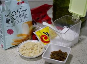 备料：金龙鱼面包和小麦粉，最近身边的伙伴都在参加2018中国国际家庭私房烘炽大赛，听说他们用的就是这款面粉。再备红糖，葡萄干，细盐，杏仁片，玉米油，酵母。