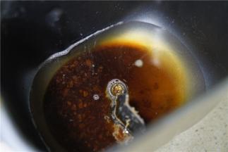 将红糖，清水，细盐加至到面包桶里。