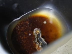 将红糖，清水，细盐加至到面包桶里。