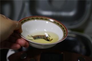 将面包桶装回至面包机里，选择甜面包模式，揉至面团十五分钟的样子，再加入玉米油。