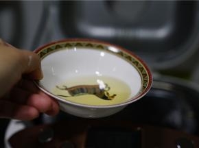 将面包桶装回至面包机里，选择甜面包模式，揉至面团十五分钟的样子，再加入玉米油。