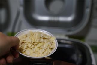 面包机工作至滴一声之后，加入杏仁片。