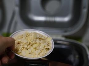 面包机工作至滴一声之后，加入杏仁片。