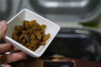 同时再加入葡萄干，然后剩下来的工作全都交给面包机了。