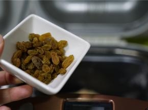同时再加入葡萄干，然后剩下来的工作全都交给面包机了。