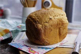 经过三小时候的揉各发烤箱，这款又大又松软的面包就完成啦。