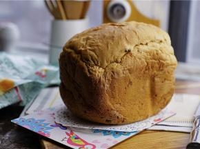 经过三小时候的揉各发烤箱，这款又大又松软的面包就完成啦。