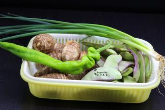食材准备：芋仔、眉豆、葱、青辣椒，油、盐。