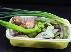 食材准备：芋仔、眉豆、葱、青辣椒，油、盐。
