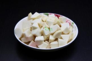 芋儿洗净，去皮，切块，这种是小芋仔，香甜顺滑，又新鲜，很好吃。芋仔去皮的时候记戴手套，不戴手套容易痒。
