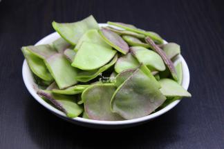 豆洗净，去二边豆荚，中间切一刀，这样比较入味哦。摘眉豆的时候要挑选嫩的眉豆，老眉豆的豆子会鼓起来。