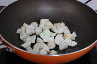 热锅，倒入切好的芋儿块放入锅里，炒至表皮微黄；