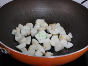 热锅，倒入切好的芋儿块放入锅里，炒至表皮微黄；