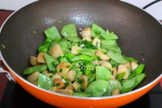 芋儿和眉豆焖熟之后，放盐，炒均，出锅之前加点葱，这种葱叫秋葱，也是外婆菜园子种的，很香，加点菜里很好吃。