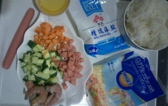 准备食材，胡萝卜黄瓜洗净切丁，其中一根火腿肠切丁，虾去虾线剥出虾仁备用
