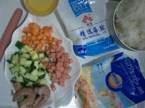 准备食材，胡萝卜黄瓜洗净切丁，其中一根火腿肠切丁，虾去虾线剥出虾仁备用
