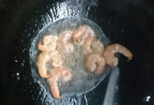 油温七成热，放入虾仁炒熟