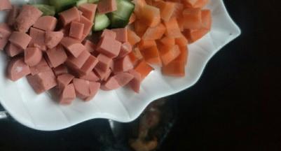 加入黄瓜丁，胡萝卜丁，火腿丁